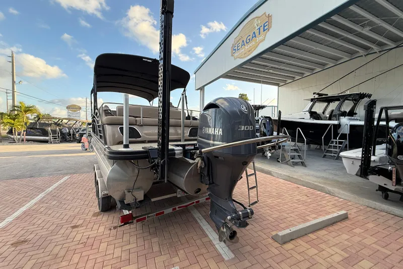 Slide: The Image of 2018 Bennington 25 QSB with Sideshift thruster on trailer. - 4