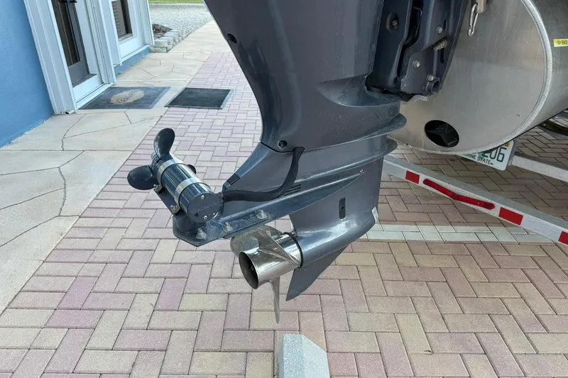 Slide: The Image of 2018 Bennington 25 QSB boat motor and propeller on a trailer. - 9