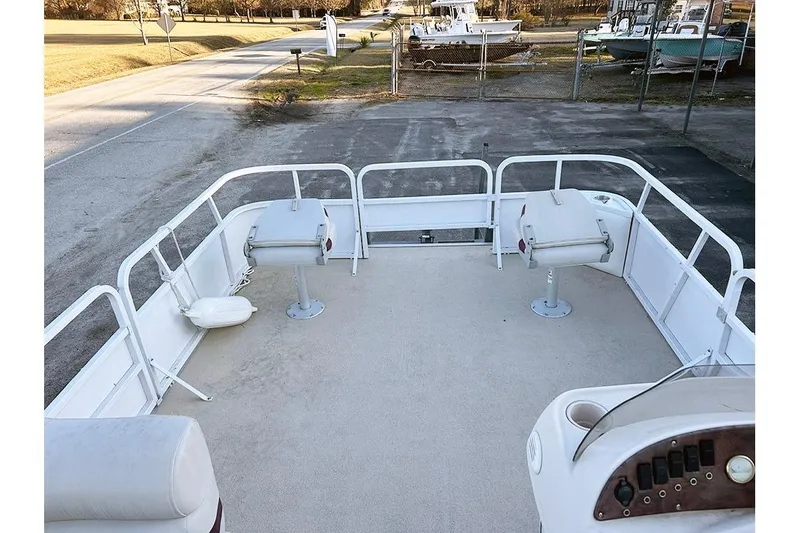 Slide: The Image of 2006 Bentley Pontoons 200 Fish boat interior with seating and control panel. - 11