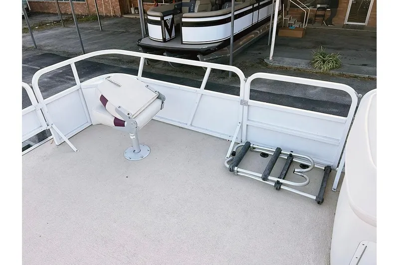 Slide: The Image of 2006 Bentley Pontoons 200 Fish deck with seat and foldable ladder. - 12