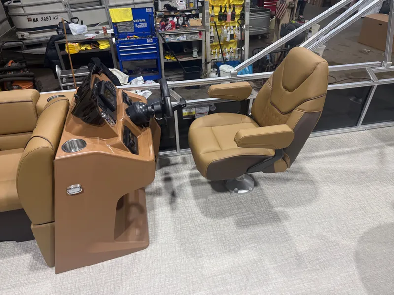 Slide: The Image of Tahoe Sport Rear Fish 2185 & 4-Stroke $32995 2026 - 10