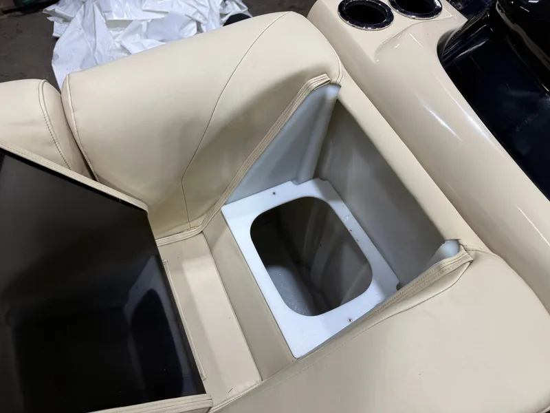 Slide: The Image of Godfrey 200 Cruise Pontoon & Yamaha 90HP 4-Stroke EFI 2016 - 27