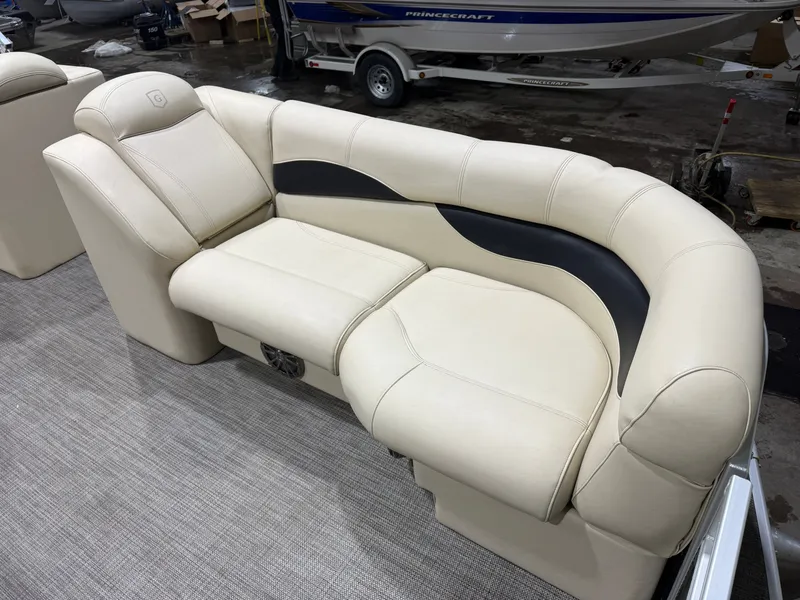Slide: The Image of Godfrey 200 Cruise Pontoon & Yamaha 90HP 4-Stroke EFI 2016 - 7
