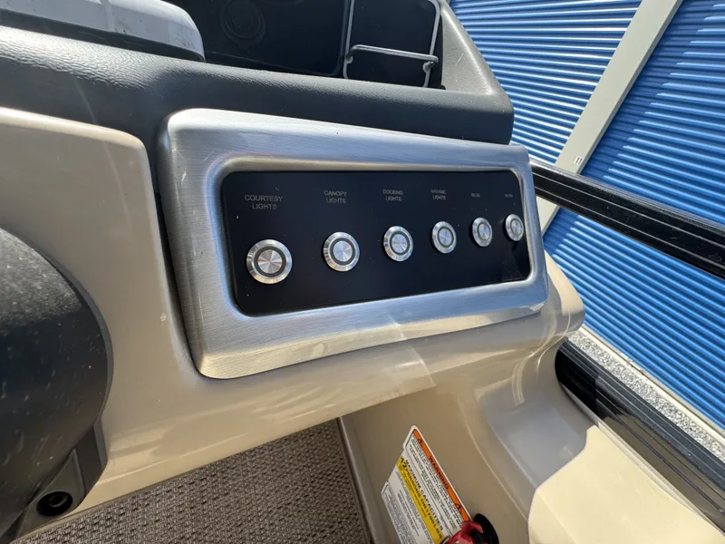 Slide: The Image of Regency 230 DL3 2020 - 13