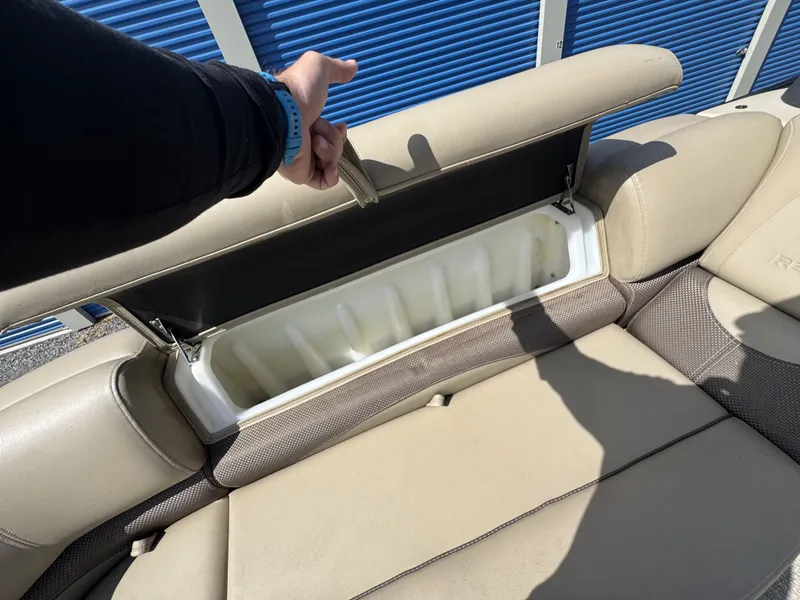 Slide: The Image of Regency 230 DL3 2020 - 15