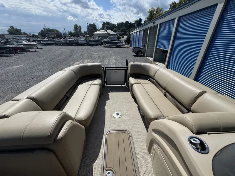 Slide: The Image of Regency 230 DL3 2020 - 31