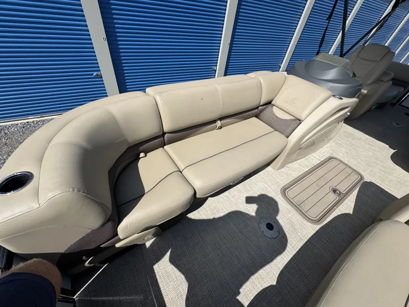 Slide: The Image of Regency 230 DL3 2020 - 6