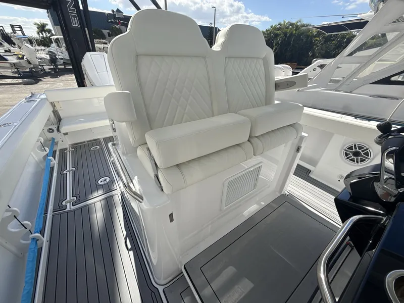 Slide: The Image of Everglades 315 Center Console 2026 - 12