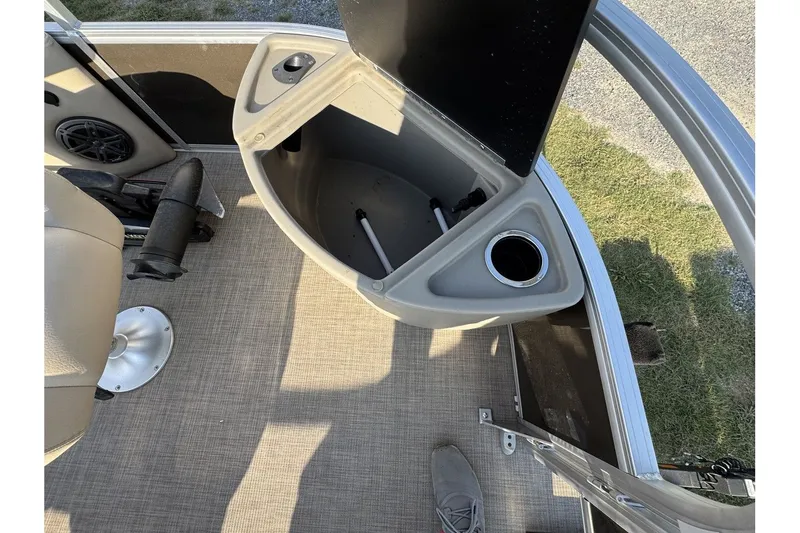 Slide: The Image of Sun Tracker Sportfish 24 XP3 2023 - 14