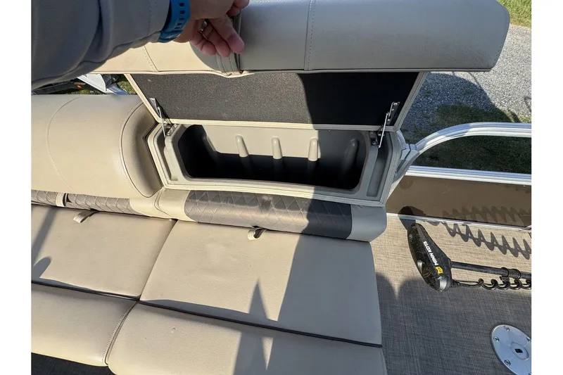 Slide: The Image of Sun Tracker Sportfish 24 XP3 2023 - 19