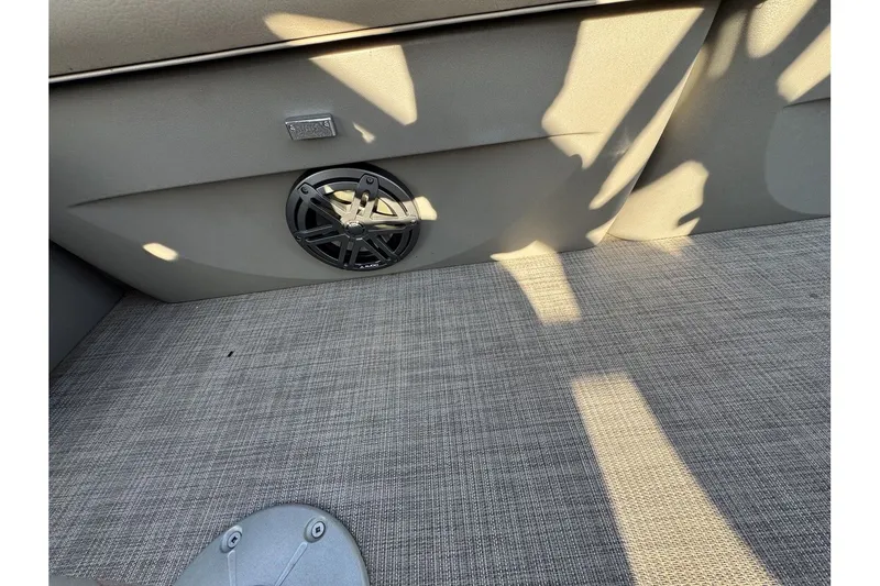 Slide: The Image of Sun Tracker Sportfish 24 XP3 2023 - 27