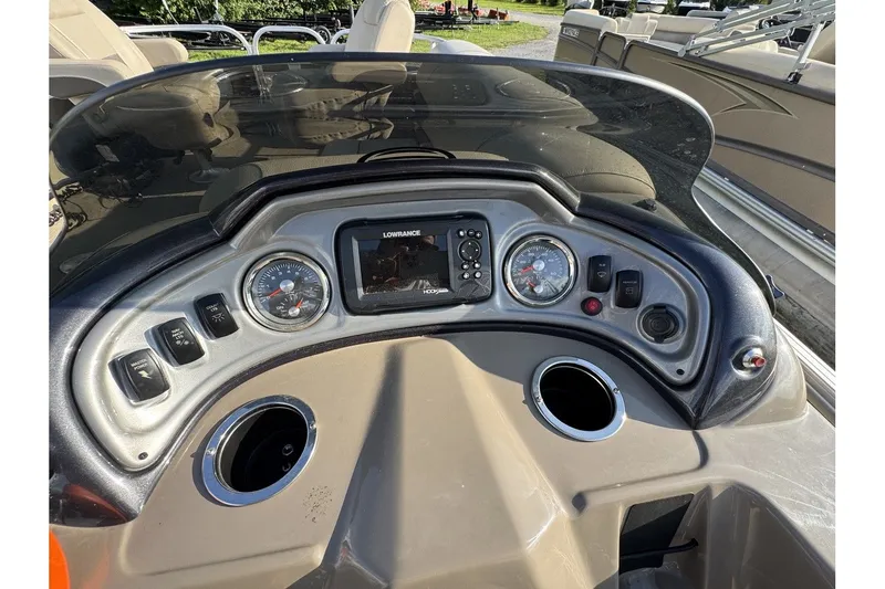 Slide: The Image of Sun Tracker Sportfish 24 XP3 2023 - 25