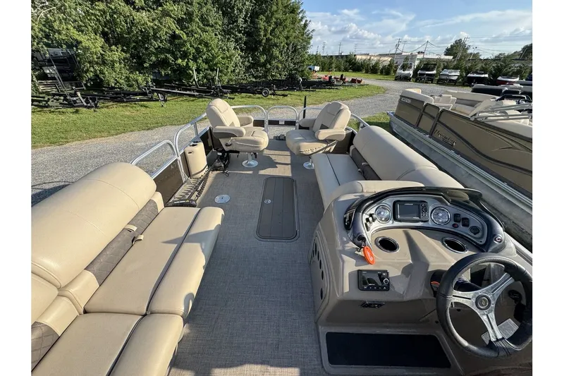 Slide: The Image of Sun Tracker Sportfish 24 XP3 2023 - 38