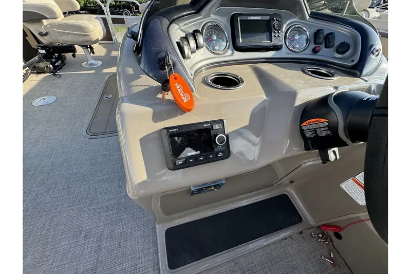 Slide: The Image of Sun Tracker Sportfish 24 XP3 2023 - 26