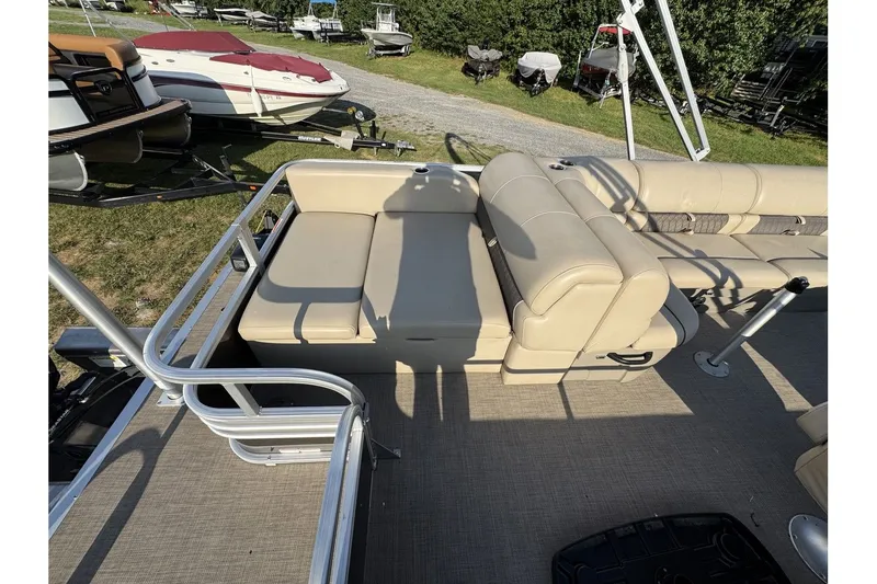 Slide: The Image of Sun Tracker Sportfish 24 XP3 2023 - 32