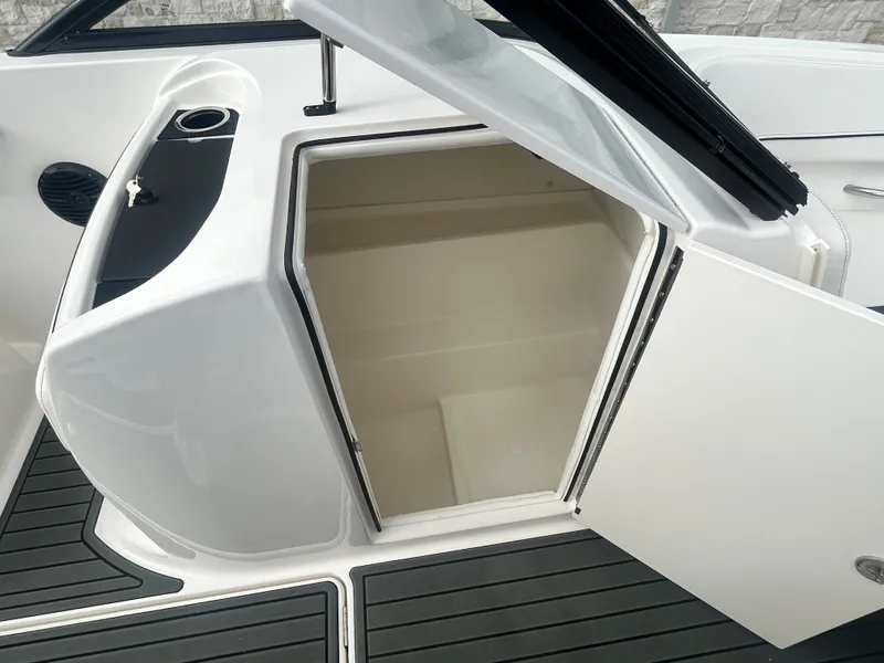 Slide: The Image of Bayliner VR6OB 2026 - 15