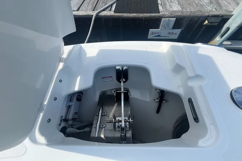 Slide: The Image of Boston Whaler 270 Vantage 2019 - 11