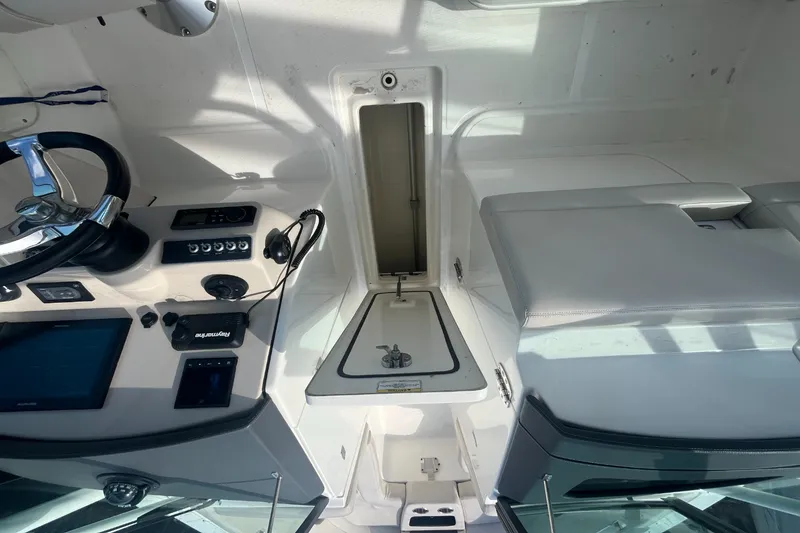 Slide: The Image of Boston Whaler 270 Vantage 2019 - 12