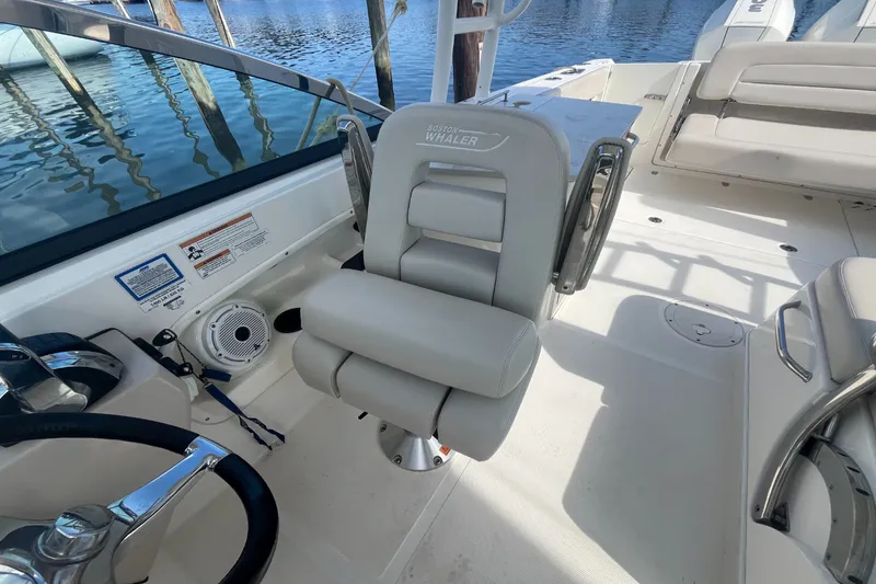 Slide: The Image of Boston Whaler 270 Vantage 2019 - 13