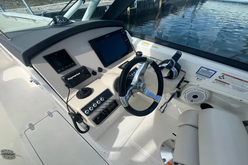 Slide: The Image of Boston Whaler 270 Vantage 2019 - 15