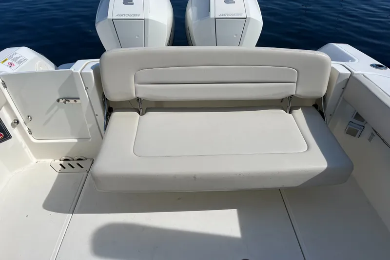 Slide: The Image of Boston Whaler 270 Vantage 2019 - 2