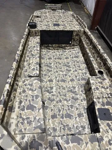 Slide: The Image of Excel 1751 Viper W/Yamaha 60 2026 - 6