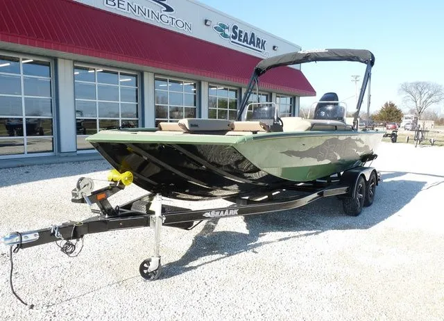 Slide: The Image of SeaArk Easy 200 2026 - 2