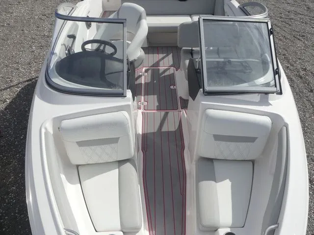 Slide: The Image of Regal 1900 ES Bowrider 2020 - 11