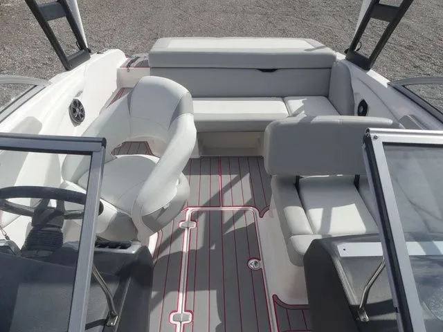 Slide: The Image of Regal 1900 ES Bowrider 2020 - 12