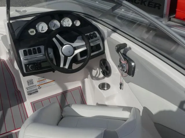 Slide: The Image of Regal 1900 ES Bowrider 2020 - 13