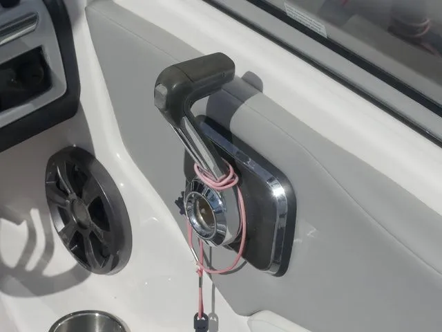 Slide: The Image of Regal 1900 ES Bowrider 2020 - 14