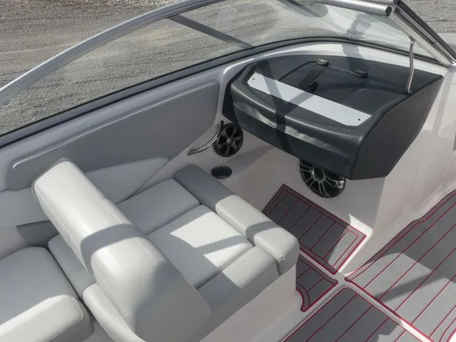 Slide: The Image of Regal 1900 ES Bowrider 2020 - 16