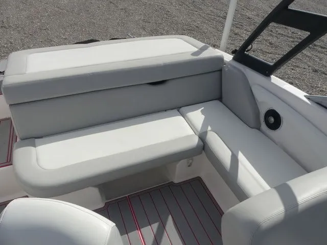 Slide: The Image of Regal 1900 ES Bowrider 2020 - 17