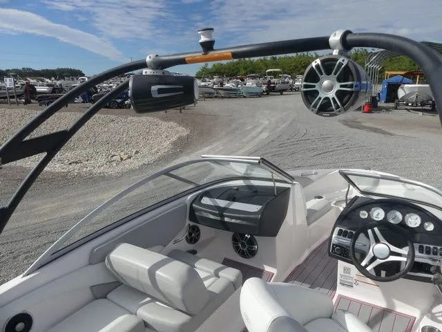 Slide: The Image of Regal 1900 ES Bowrider 2020 - 18