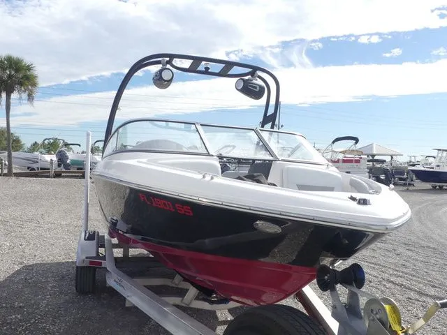 Slide: The Image of Regal 1900 ES Bowrider 2020 - 3