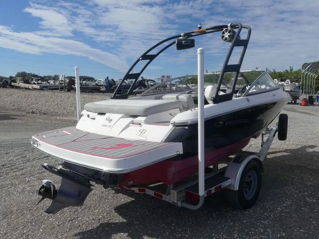 Slide: The Image of Regal 1900 ES Bowrider 2020 - 4