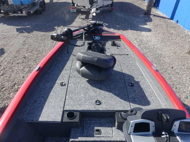 Slide: The Image of Tracker Pro Team 175 2026 - 12