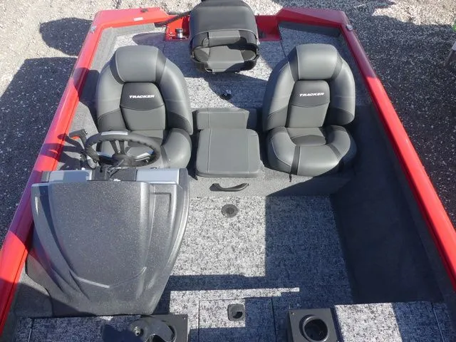 Slide: The Image of Tracker Pro Team 175 2026 - 14