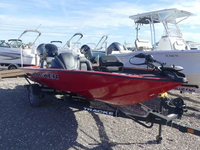 Slide: The Image of Tracker Pro Team 175 2026 - 3