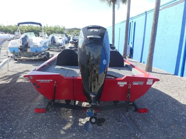 Slide: The Image of Tracker Pro Team 175 2026 - 5