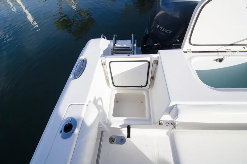 Slide: The Image of 2014 Sea Hunt Gamefish 25 boat deck with storage compartment and Yamaha 150 engine. - 12