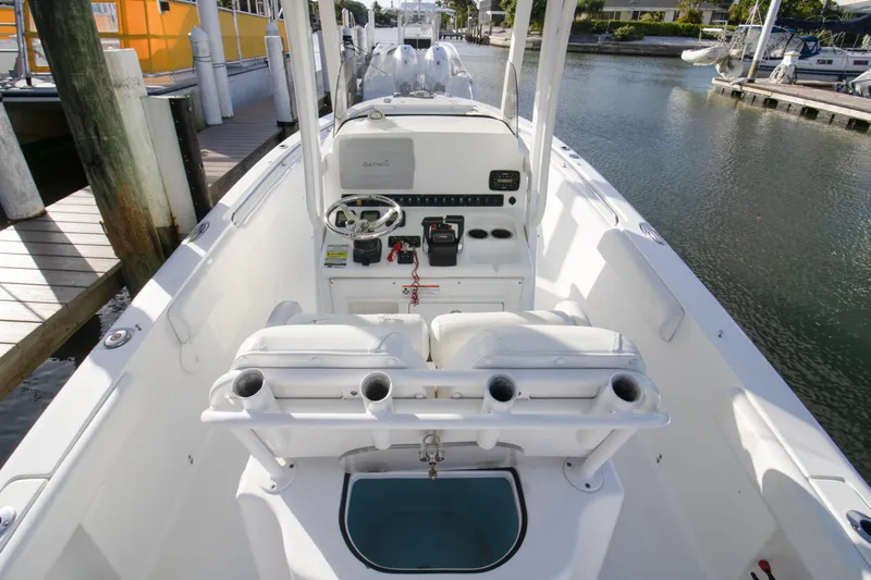 Slide: The Image of 2014 Sea Hunt Gamefish 25 boat interior with helm, seating, and fishing rod holders. - 7