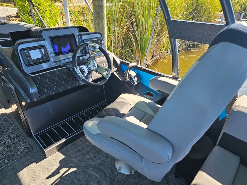 Slide: The Image of Massimo T-25 ULTRA Lounger Tritoon 2025 - 12