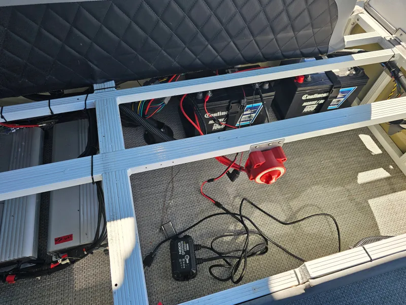 Slide: The Image of Massimo T-25 ULTRA Lounger Tritoon 2025 - 14