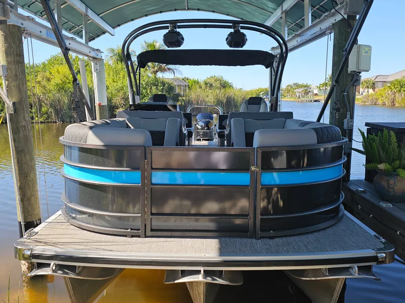 Slide: The Image of Massimo T-25 ULTRA Lounger Tritoon 2025 - 15