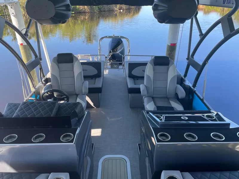 Slide: The Image of Massimo T-25 ULTRA Lounger Tritoon 2025 - 2