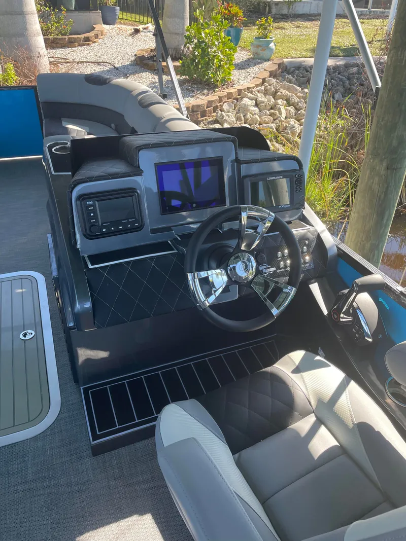 Slide: The Image of Massimo T-25 ULTRA Lounger Tritoon 2025 - 7