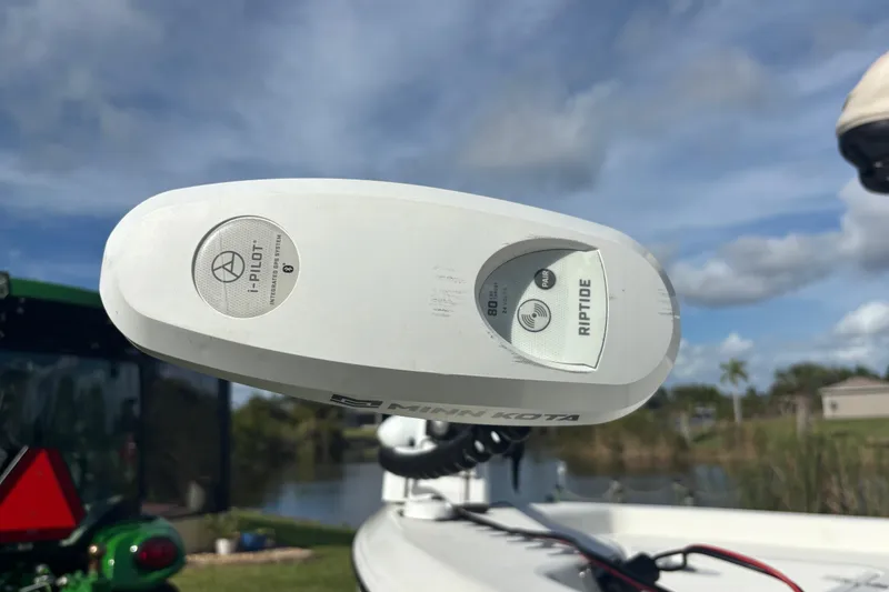 Slide: The Image of Minn Kota Riptide motor on 2017 NauticStar 215 XTS Shallow Bay boat. - 6