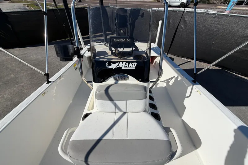 Slide: The Image of 2019 Mako Pro Skiff 15 CC deck with textured surface and hatch. - 27