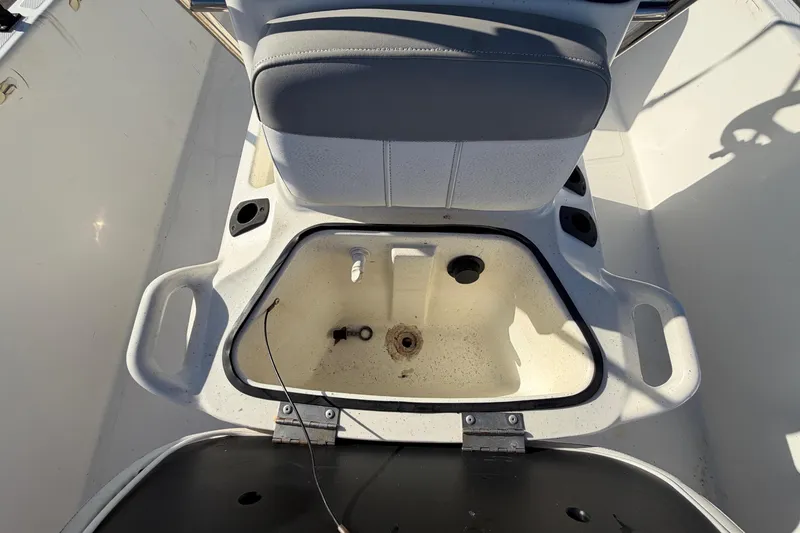 Slide: The Image of Interior of a 2019 Mako Pro Skiff 15 CC boat. - 36